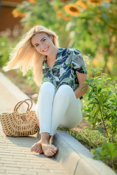 Outdoor Portrait Beautiful Young Blonde Woman White Trousers Green Shirt — Stock Photo, Image