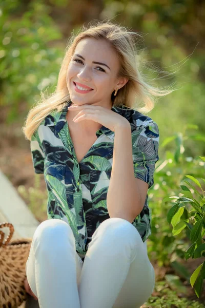 Outdoor Portrait Beautiful Young Blonde Woman White Trousers Green Shirt — Stock Photo, Image