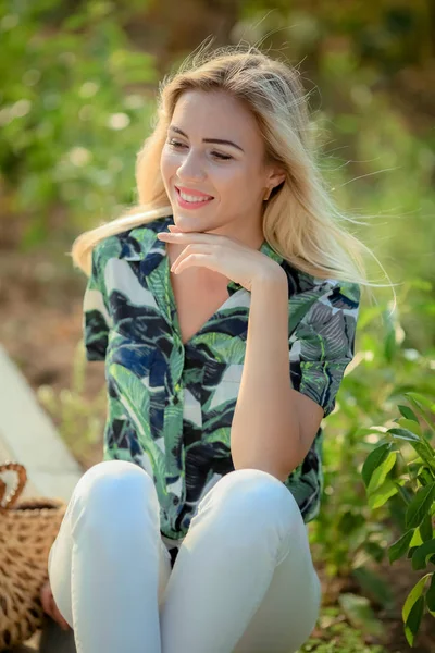 Открытый Портрет Красивой Молодой Блондинки Белых Брюках Зеленой Рубашке — стоковое фото
