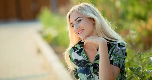 Outdoor Portrait Beautiful Young Blonde Woman White Trousers Green Shirt — Stock Photo, Image