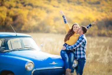 mavi arabanın yakınında poz aşık genç çift 