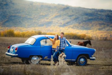 iki sevgi ve husky köpek mavi arabanın yakınında poz sonra 