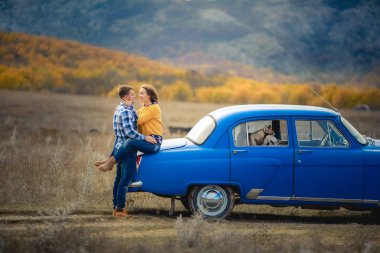 iki sevgi ve husky köpek mavi arabanın yakınında poz sonra 