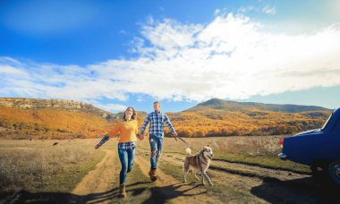 Açık havada husky köpek ile yürüme çift 
