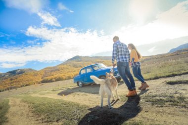 Açık havada husky köpek ile yürüme çift 
