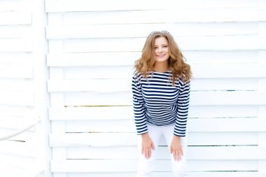 çizgili gömlekli ahşap arka plan karşı poz genç güzel kadın