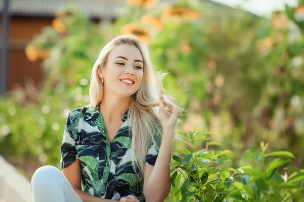 Portrait Young Beautiful Blonde Woman Sunflowers Background — Stock Photo, Image