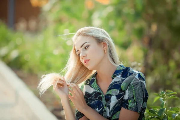 Porträt Einer Jungen Schönen Blonden Frau Sonnenblumen Auf Dem Hintergrund — Stockfoto