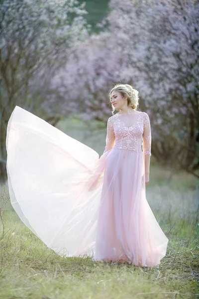 Красива Блондинка Позує Саду Рожевій Сукні — стокове фото