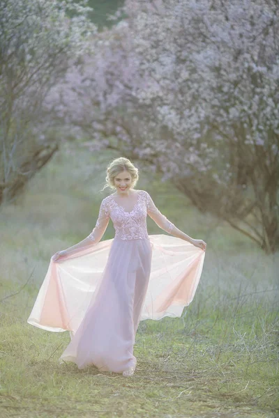 Mooie Blonde Vrouw Poseren Tuin Roze Jurk — Stockfoto