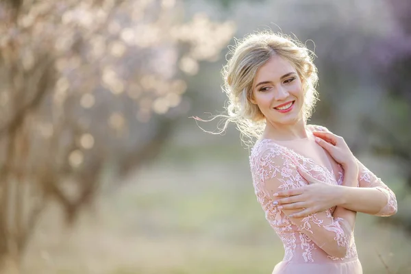 Mooie Blonde Vrouw Poseren Tuin Roze Jurk — Stockfoto