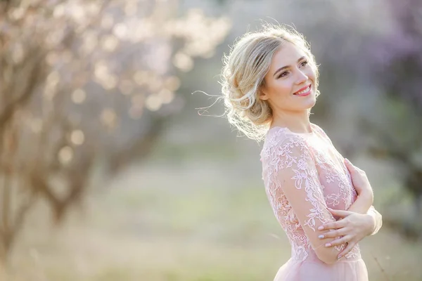 Mooie Blonde Vrouw Poseren Tuin Roze Jurk — Stockfoto