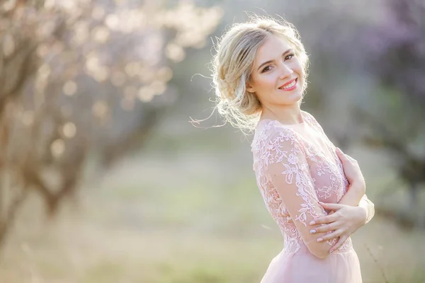 Mooie Blonde Vrouw Poseren Tuin Roze Jurk — Stockfoto