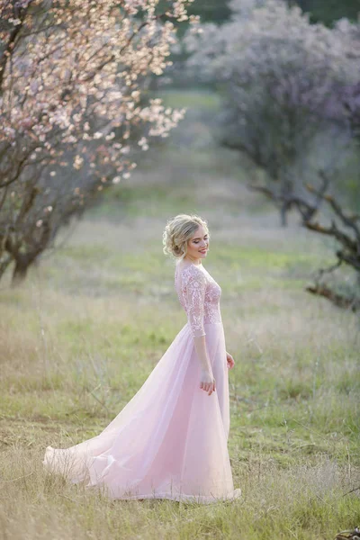 Vacker Blond Kvinna Poserar Trädgården Rosa Klänning — Stockfoto