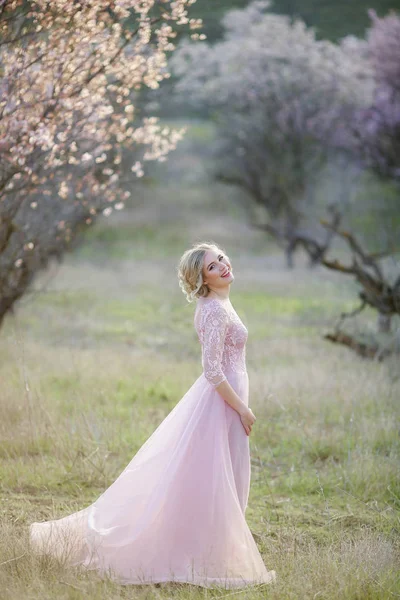 Vacker Blond Kvinna Poserar Trädgården Rosa Klänning — Stockfoto