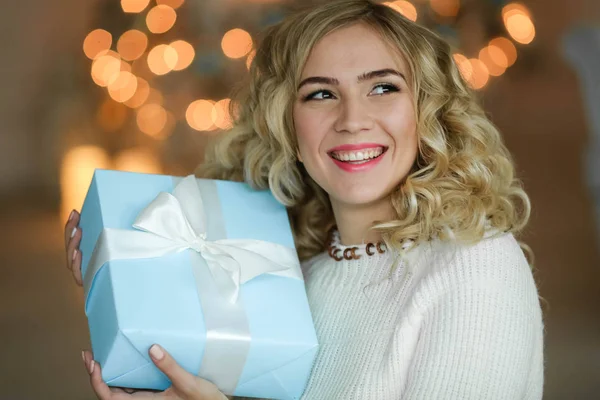 Bela Mulher Loira Com Caixa Presente Posando Estúdio Com Decoração — Fotografia de Stock