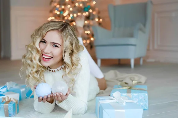 Vacker Ung Blond Kvinna Poserar Studio Med Juldekorationer — Stockfoto