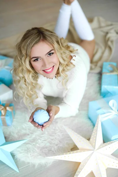 Frumoasă Tânără Blondă Femeie Pozând Studio Decorațiuni Crăciun — Fotografie, imagine de stoc