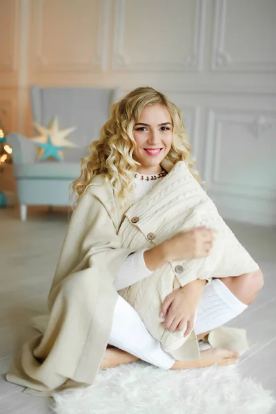 Vacker Blond Kvinna Poserar Studio Med Inredning Till Jul — Stockfoto