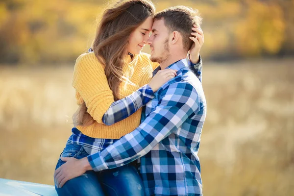 Jong Koppel Liefde Poseren Buurt Van Blauwe Auto — Stockfoto