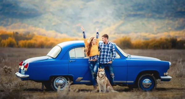 Cuplu Dragoste Câine Husky Care Pozează Lângă Mașina Albastră — Fotografie, imagine de stoc