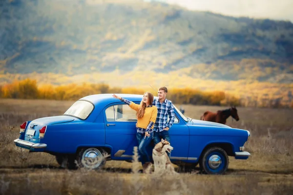 Coppia Innamorata Husky Cane Posa Vicino Auto Blu — Foto Stock