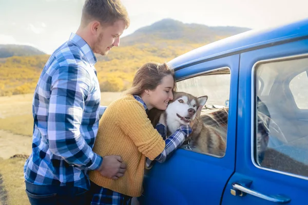 Couple Love Husky Dog Posing Blue Car — Stock Photo, Image