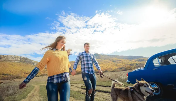 Pareja Caminando Aire Libre Con Husky Dog —  Fotos de Stock