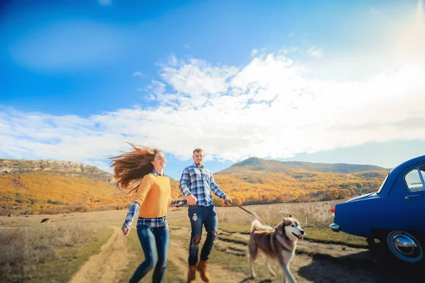 Açık havada husky köpek ile yürüme çift 
