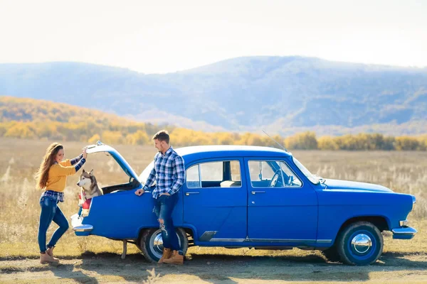 Чоловік Жінка Позує Хаскі Собакою Блакитній Машині — стокове фото