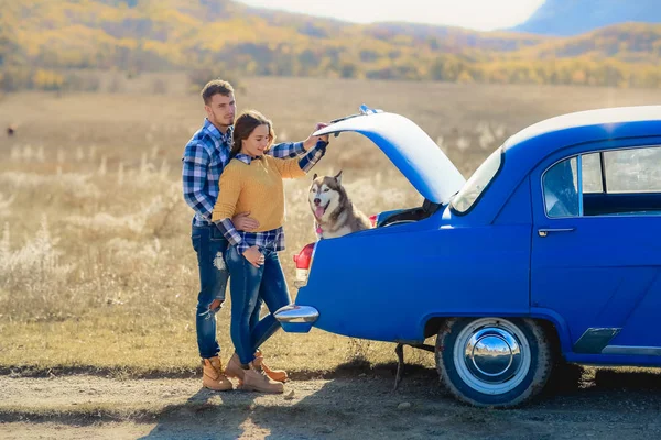 Uomo Donna Posa Con Cane Husky Auto Blu — Foto Stock