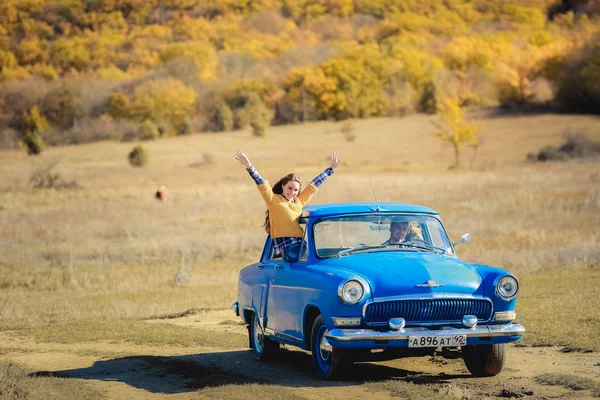 Coppia Che Guida Sul Campo Auto Blu — Foto Stock