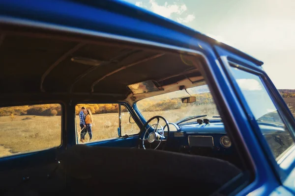 Coppia Innamorata Potrebbe Essere Visto Finestra Auto Retrò — Foto Stock