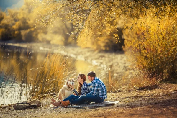 Jeune Couple Amoureux Posant Plein Air Avec Chien Husky — Photo
