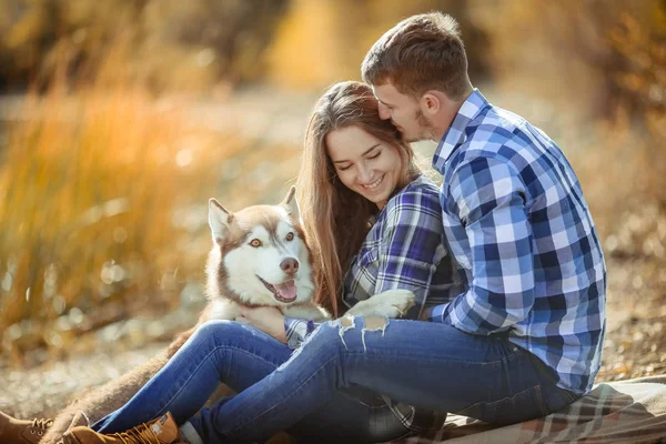 Jovem Casal Apaixonado Posando Livre Com Cão Husky — Fotografia de Stock