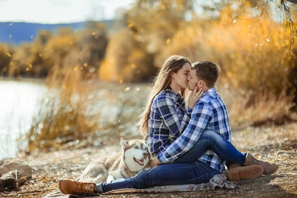 Young Couple Love Posing Outdoors Dog Husky — Stock Photo, Image