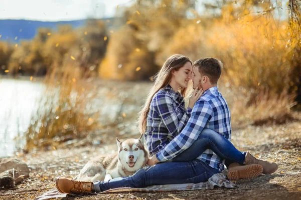 Jong Koppel Liefde Buitenshuis Poseren Met Husky Hond — Stockfoto