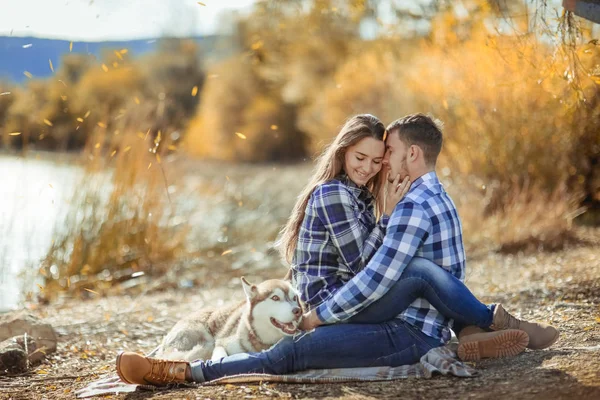 Jovem Casal Apaixonado Posando Livre Com Cão Husky — Fotografia de Stock