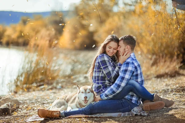 Young Couple Love Posing Outdoors Dog Husky — Stock Photo, Image