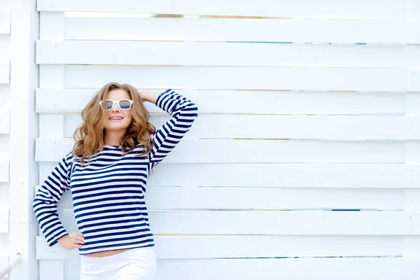 Jonge Mooie Vrouw Poseren Gestreepte Shirt Tegen Houten Achtergrond — Stockfoto