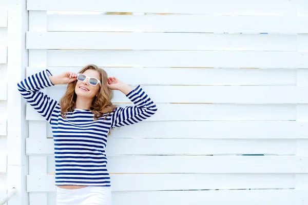 Jonge Mooie Vrouw Poseren Gestreepte Shirt Tegen Houten Achtergrond — Stockfoto