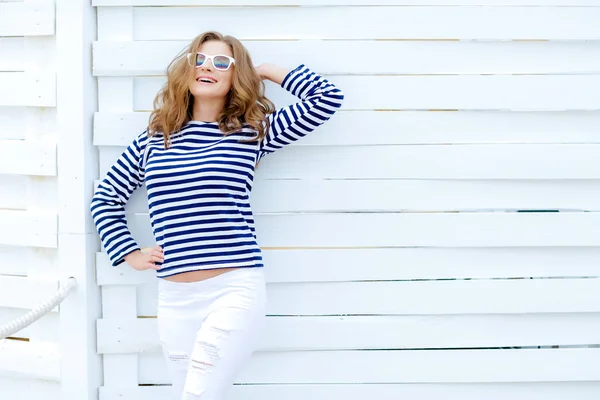 Jonge Mooie Vrouw Poseren Gestreepte Shirt Tegen Houten Achtergrond — Stockfoto