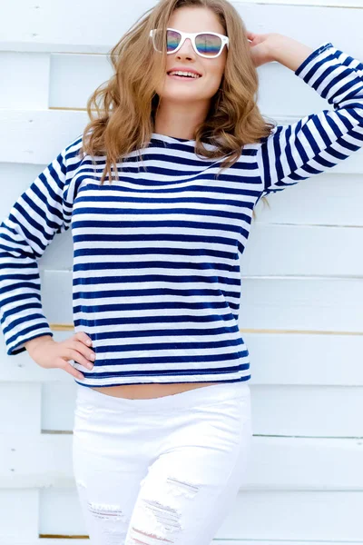 Mladá Krásná Žena Pózuje Pruhované Košili Dřevěné Pozadí — Stock fotografie