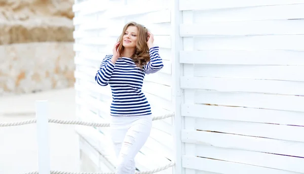 Junge Schöne Frau Posiert Gestreiftem Hemd Vor Hölzernem Hintergrund — Stockfoto