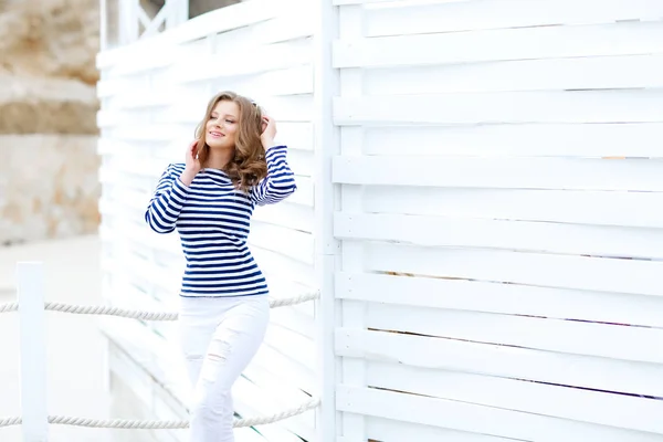 Junge Schöne Frau Posiert Gestreiftem Hemd Vor Hölzernem Hintergrund — Stockfoto