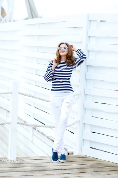 Jonge Mooie Vrouw Poseren Gestreepte Shirt Tegen Houten Achtergrond — Stockfoto