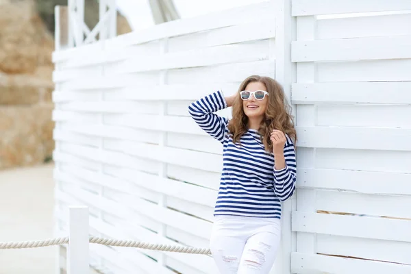 Jonge Mooie Vrouw Poseren Gestreepte Shirt Tegen Houten Achtergrond — Stockfoto