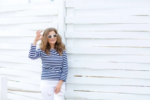 Jonge Mooie Vrouw Poseren Gestreepte Shirt Tegen Houten Achtergrond — Stockfoto