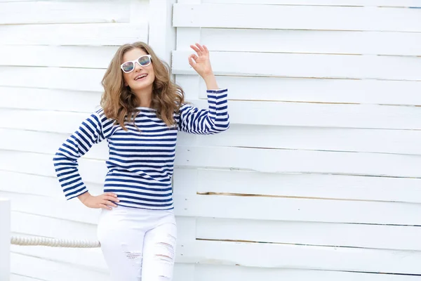 Jonge Mooie Vrouw Poseren Gestreepte Shirt Tegen Houten Achtergrond — Stockfoto