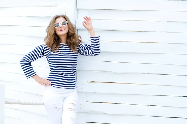 Jonge Mooie Vrouw Poseren Gestreepte Shirt Tegen Houten Achtergrond — Stockfoto